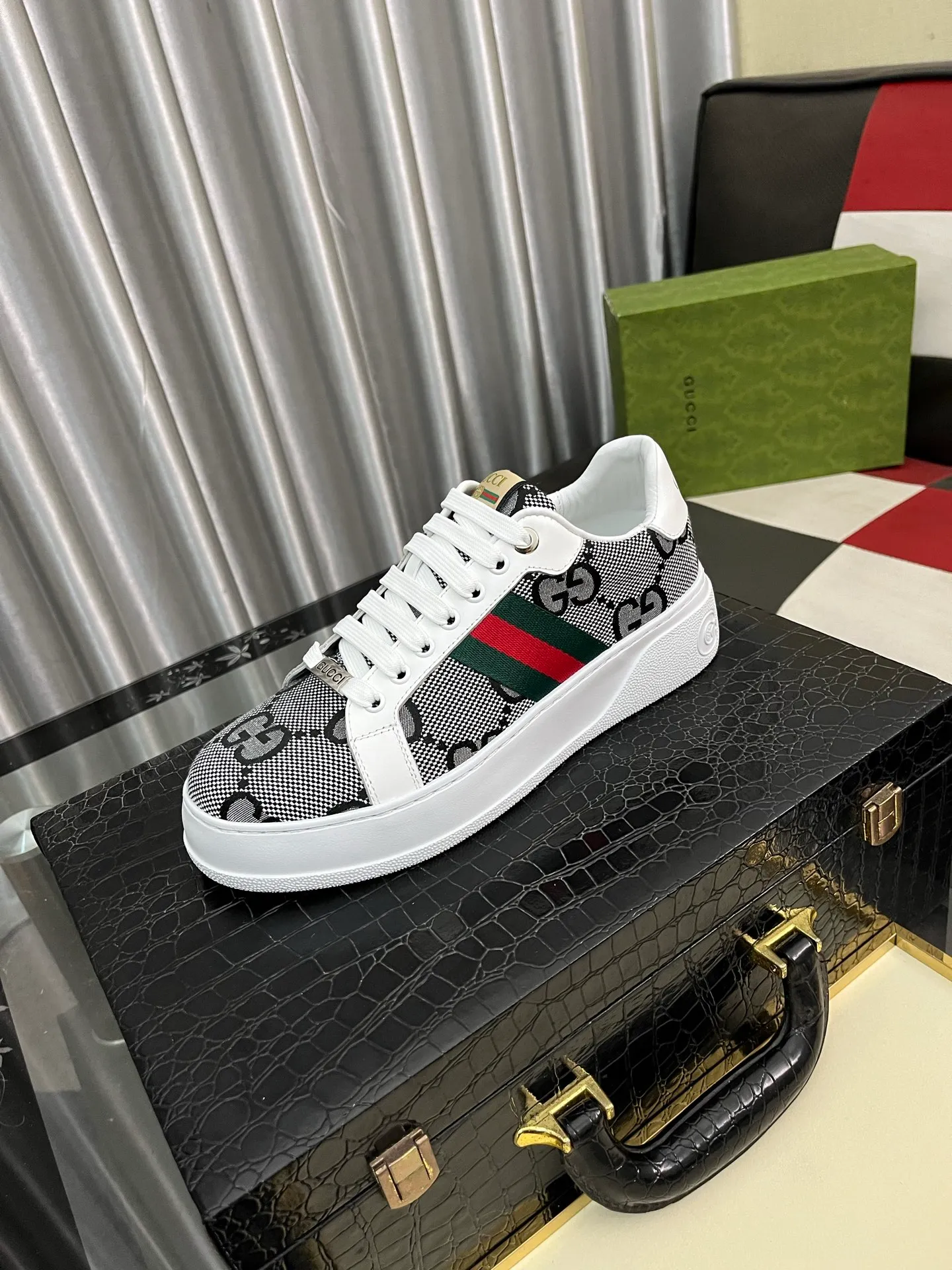 Men's Men's Shoes 💰420⌚️⌚️《Gucci*》The latest hot style casual shoes, top brand [seduce] luxury~purchase, top~quality. [Strong] The upper is made of imported breathable cowhide with material ➕ breathable sheepskin feet (•) and fine workmanship. The original stylish and stylish soft rubber wear-resistant outsole is light and comfortable on the foot. The real thing looks better when photographed in real life. 305: code: 38-44, 3️⃣ colors available